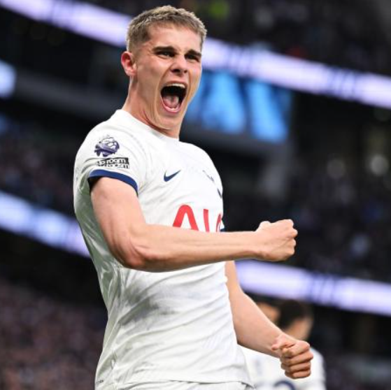 范德芬致歉伊萨克:意外犯规后的真诚沟通